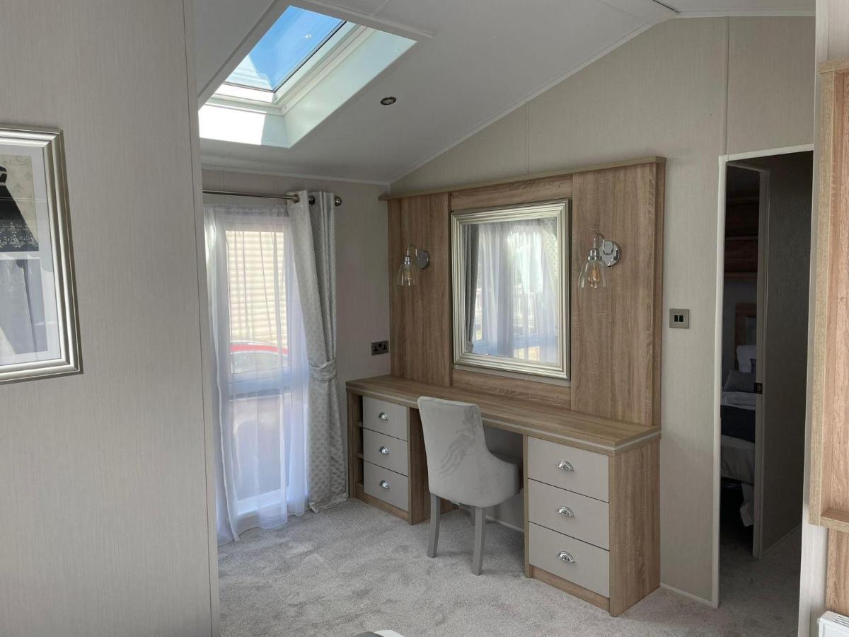 Stunning Caravan With Full Sea Views At Broadland Sands In Suffolk Ref 20236Bs Hopton on Sea Exterior foto