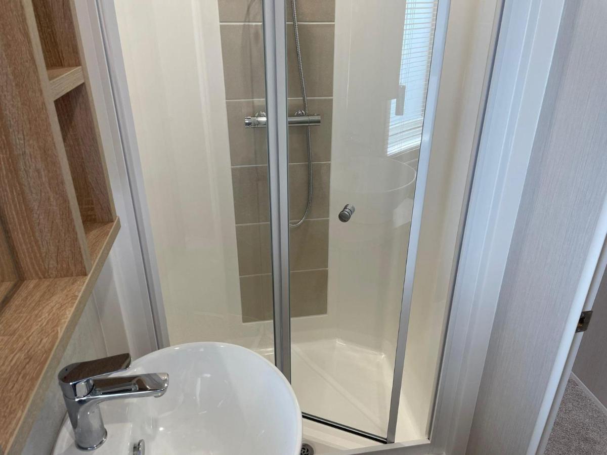 Stunning Caravan With Full Sea Views At Broadland Sands In Suffolk Ref 20236Bs Hopton on Sea Exterior foto