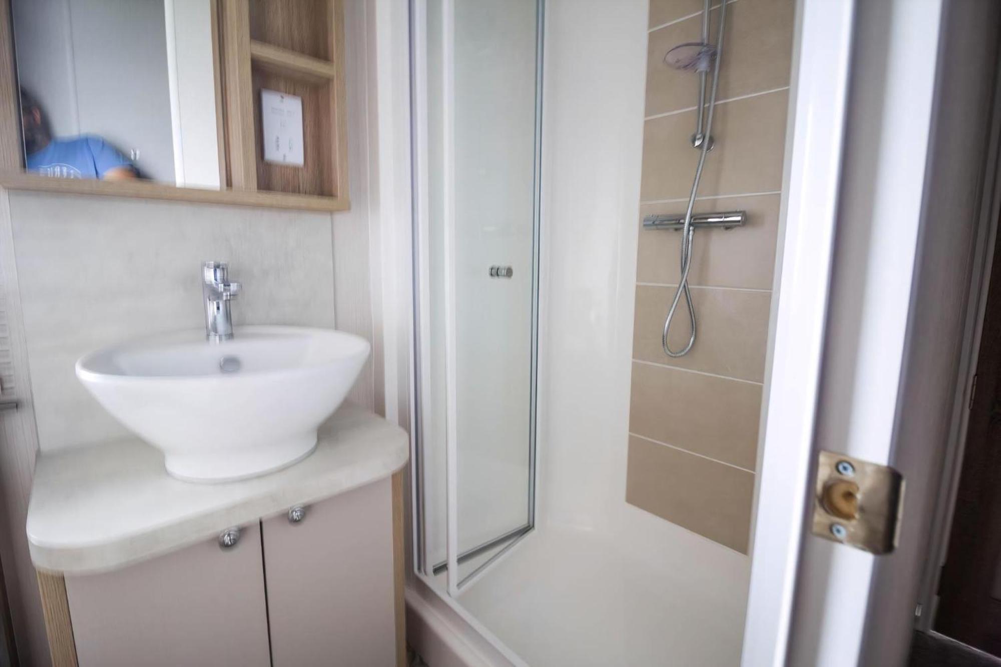 Stunning Caravan With Full Sea Views At Broadland Sands In Suffolk Ref 20236Bs Hopton on Sea Exterior foto